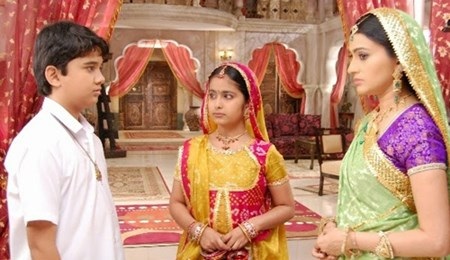 Lóa mắt vì ngôi nhà “dát vàng” trong Cô dâu 8 tuổi - 3 Không gian phòng khách rộng lớn được trải thảm và trang trí bằng rèm hoa màu đỏ.