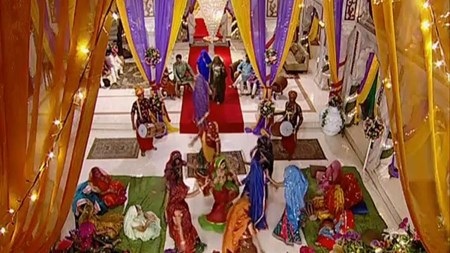 Lóa mắt vì ngôi nhà “dát vàng” trong Cô dâu 8 tuổi - 6 Khung cảnh nhìn từ tầng hai của căn nhà xuống phòng khách - nơi tổ chức tiệc linh đình.