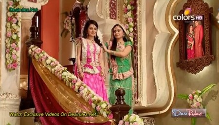 Lóa mắt vì ngôi nhà “dát vàng” trong Cô dâu 8 tuổi - 7 Trong một sự kiện vui trong nhà, hoa tươi được trang trí khắp nơi.