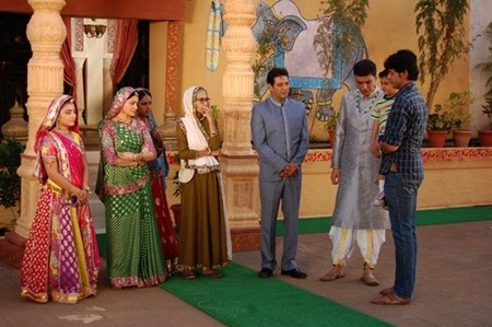 Lóa mắt vì ngôi nhà “dát vàng” trong Cô dâu 8 tuổi - 8 Trong một sự kiện vui trong nhà, hoa tươi được trang trí khắp nơi.