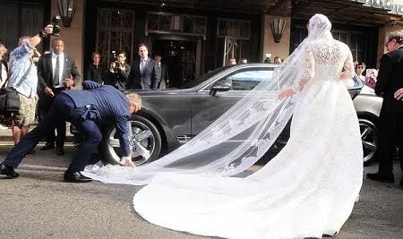 Em gái Paris Hilton dính sự cố đỏ mặt ngay trong đám cưới - 2 Nicky nhanh chóng nhận được sự giúp đỡ