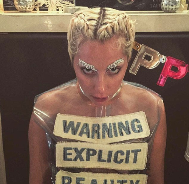 Lady Gaga diện áo hớ hênh “lấp ló” vòng một - 3 Vĩnh Ngọc