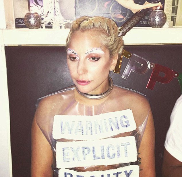 Lady Gaga diện áo hớ hênh “lấp ló” vòng một - 4 Vĩnh Ngọc