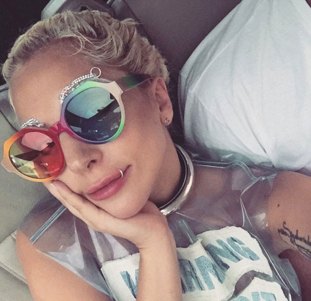 Lady Gaga diện áo hớ hênh “lấp ló” vòng một - 5 Vĩnh Ngọc