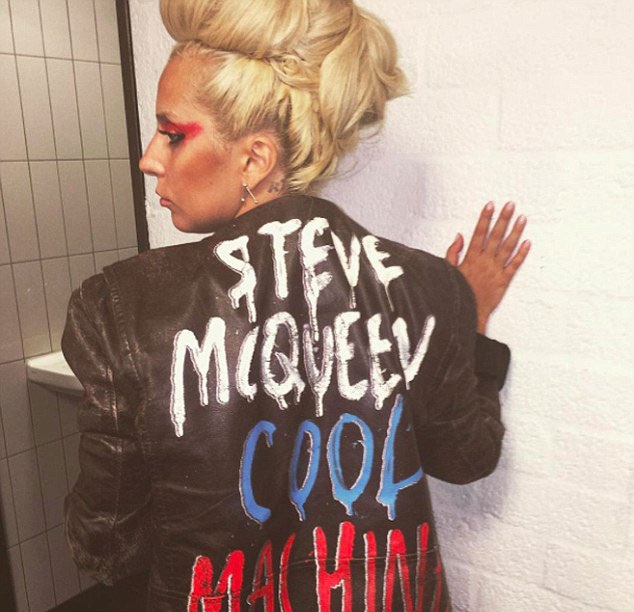 Lady Gaga diện áo hớ hênh “lấp ló” vòng một - 6 Vĩnh Ngọc
