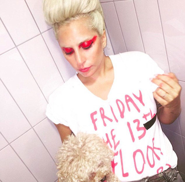 Lady Gaga diện áo hớ hênh “lấp ló” vòng một - 7 Vĩnh Ngọc
