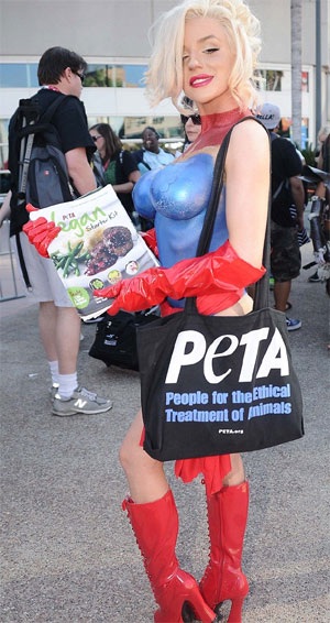 Cô dâu tuổi teen gây sốc khi mặc quần áo…vẽ dự sự kiện - 3 VN