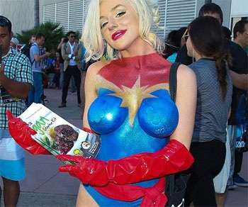 Cô dâu tuổi teen gây sốc khi mặc quần áo…vẽ dự sự kiện - 1 VN