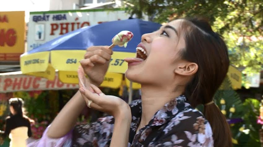 Ninh Hoàng Ngân - Hữu Long vô tư “mút kem” trên đường phố Huế - 2 Ninh Hoàng Ngân - Hữu Long vô tư “mút kem” trên đường phố Huế