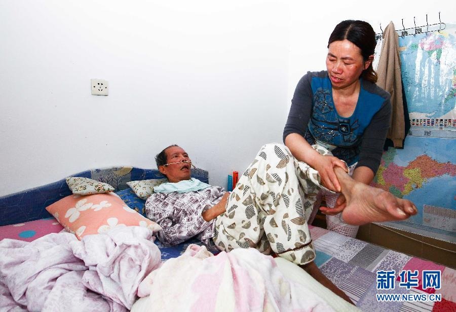 Xót xa phận cuối đời của tỷ phú tài trợ Hồng Lâu Mộng - 4 Bà Thang ngày ngày chăm sóc cho chồng