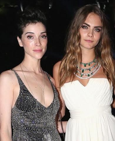 Siêu mẫu Anh phản bác bài báo gây “bão” về giới tính - 1 Cara Delevingne bên bạn gái lớn hơn 10 tuổi