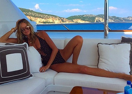 Siêu mẫu Úc quá sexy ở tuổi 51 - 4 Người đẹp đang tận hưởng kỳ nghỉ cùng gia đình