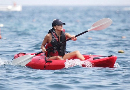 “Sao” Hollywood say đắm hôn bạn trai trên biển - 9 VN