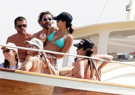 “Sao” Hollywood say đắm hôn bạn trai trên biển - 10 VN