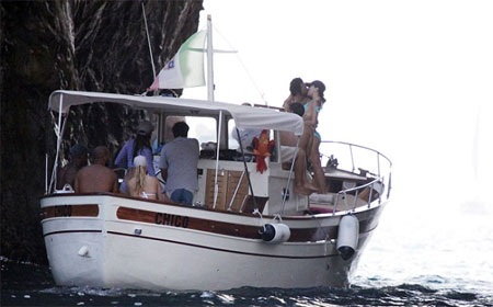 “Sao” Hollywood say đắm hôn bạn trai trên biển - 11 VN