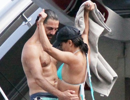 “Sao” Hollywood say đắm hôn bạn trai trên biển - 3 VN