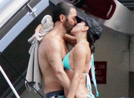 “Sao” Hollywood say đắm hôn bạn trai trên biển - 4 VN