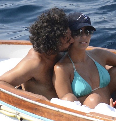 “Sao” Hollywood say đắm hôn bạn trai trên biển - 6 VN