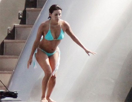 “Sao” Hollywood say đắm hôn bạn trai trên biển - 7 VN