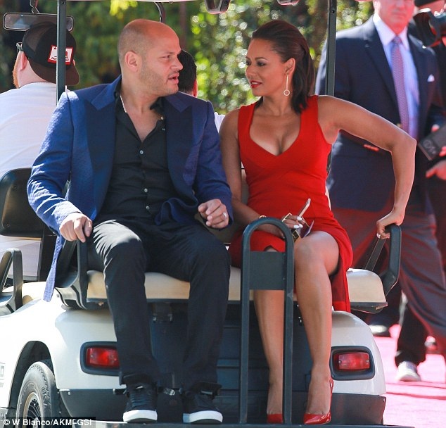 Bà mẹ ba con khoe dáng nóng bỏng trong chiếc váy đỏ rực