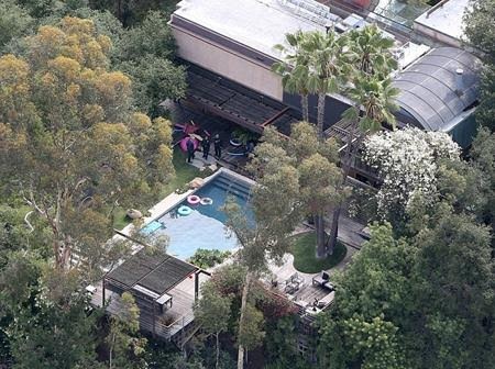 Sốc khi tìm thấy một xác chết trong bể bơi nhà Demi Moore