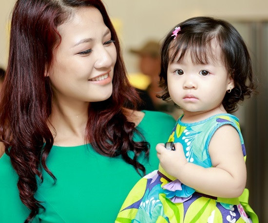 Cô con gái giống mẹ như đúc của Hoa hậu Nguyễn Thị Huyền