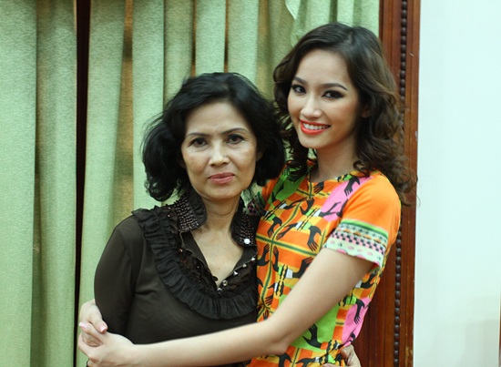 Đọ nhan sắc của các mẹ Hoa Hậu Việt