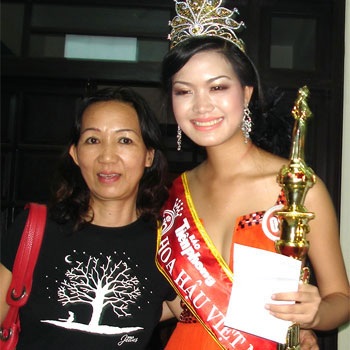 Đọ nhan sắc của các mẹ Hoa Hậu Việt