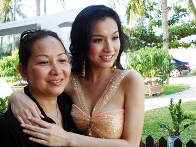 Đọ nhan sắc của các mẹ Hoa Hậu Việt