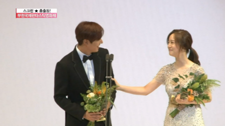 Hai ngôi sao cùng bước lên bục giải thưởng