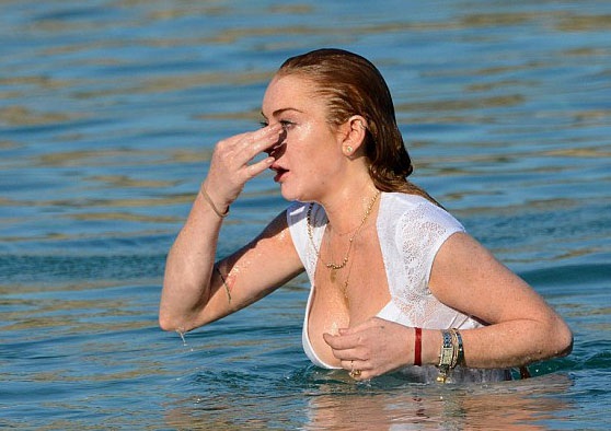 Sốc với thân hình xập xệ ở tuổi 29 của Lindsay Lohan - 4 Những hình ảnh sexy và thân thiện của Lindsay Lohan ở