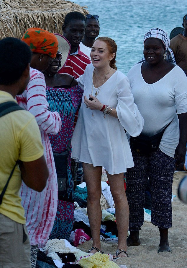 Sốc với thân hình xập xệ ở tuổi 29 của Lindsay Lohan - 6 Những hình ảnh sexy và thân thiện của Lindsay Lohan ở