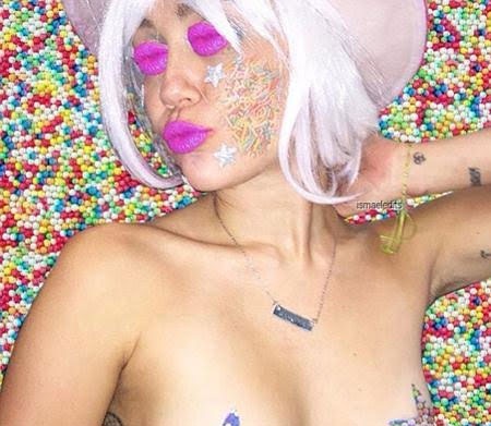 Miley Cyrus lại gây sốc với loạt ảnh khỏa thân - 1 Một trong những bức hình cực nóng của Miley Cyrus