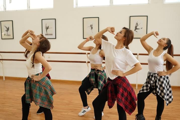 Đông Nhi nhảy múa tưng bừng