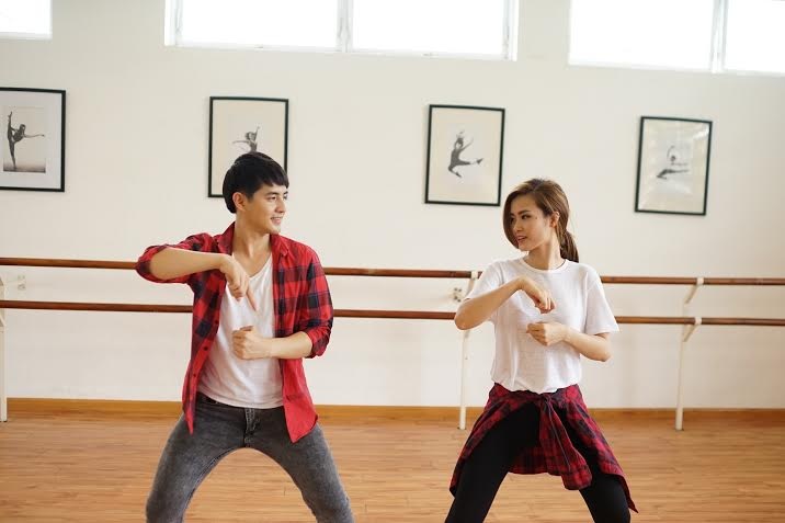 Đông Nhi nhảy múa tưng bừng