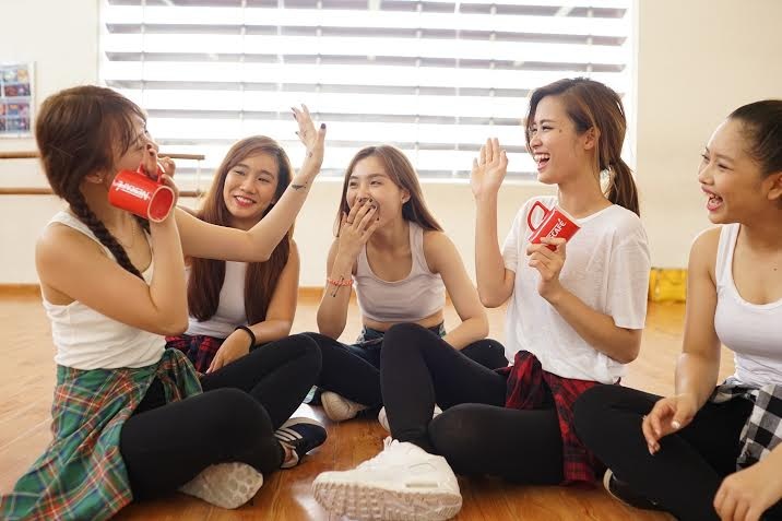 Đông Nhi nhảy múa tưng bừng