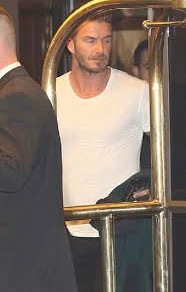 Vợ chồng Beckham ra về sau khi ăn tối