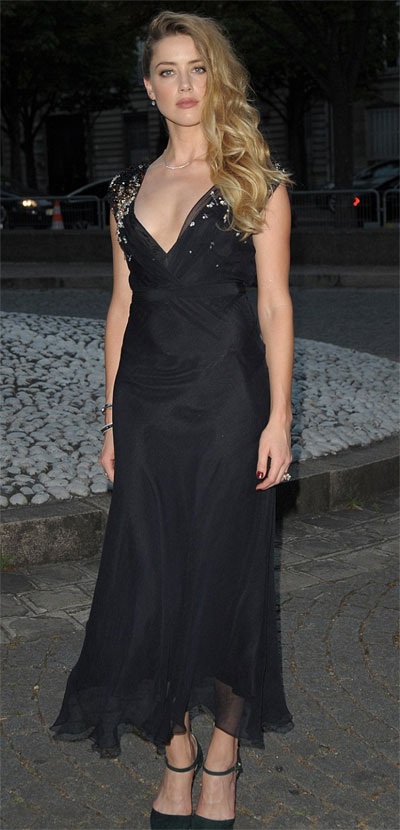 Bà xã Johnny Depp diện váy đen xẻ ngực dự sự kiện - 1 Amber Heard tuyệt đẹp trong sự kiện ở Paris