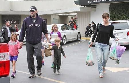 Ly hôn nhưng Ben Affleck và Jennifer Garner vẫn đi du lịch cùng nhau - 2 Ben và Jennifer luôn đặt những đứa trẻ lên vị trí hàng đầu