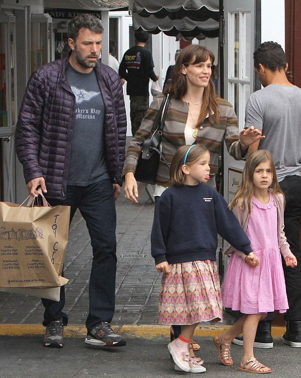 Ly hôn nhưng Ben Affleck và Jennifer Garner vẫn đi du lịch cùng nhau - 3 Ben và Jennifer luôn đặt những đứa trẻ lên vị trí hàng đầu