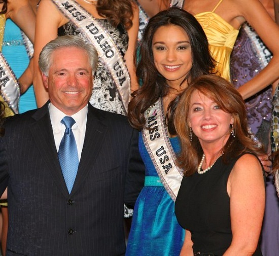 Paula Shugart (ngoài cùng bên phải) là người thực sự làm nên thành công của cuộc thi