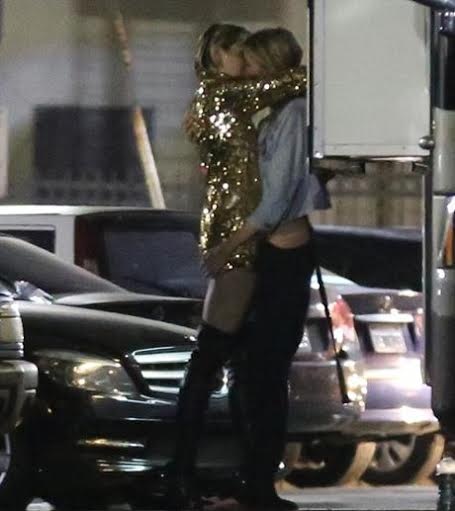 Miley Cyrus tình tứ với “thiên thần Victoria's Secret” - 1 Hai ngôi sao quấn quýt quên cả mọi thứ xung quanh
