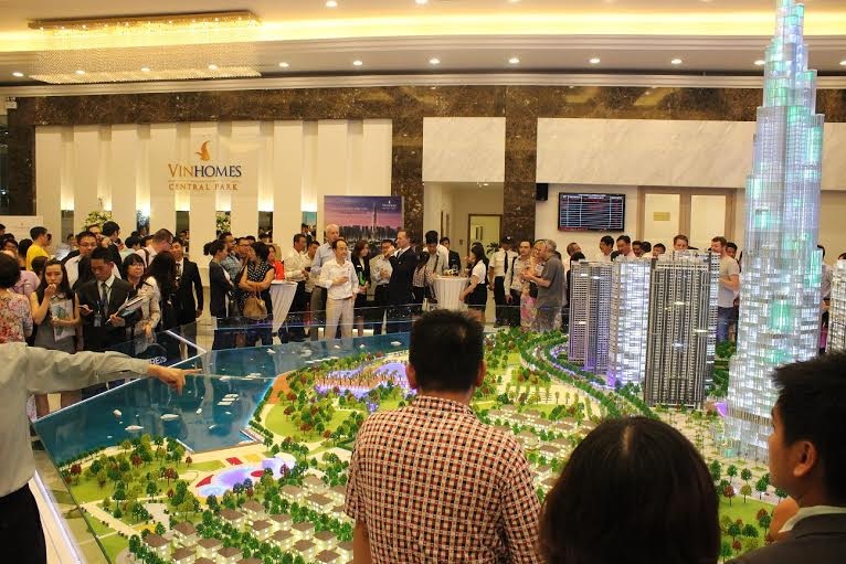 Luật Nhà ở có hiệu lực từ 1/7: Vốn ngoại hồ hởi “đổ bộ” vào bất động sản - 1 Sau 2 tiếng ra mắt, 112 căn hộ Vinhomes Central Park đã được khách hàng nhanh chóng đặt mua