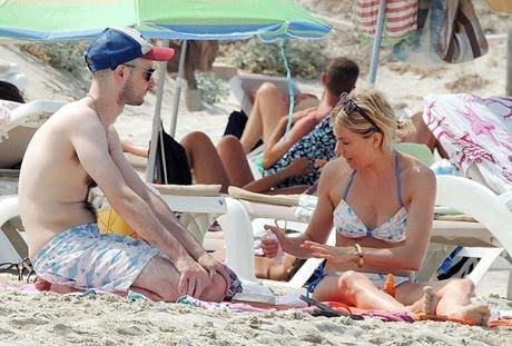 Sienna Miller “thiêu đốt” bờ biển với thân hình nóng bỏng - 3 Sienna hạnh phúc bên bồ trẻ, Tom Sturridge