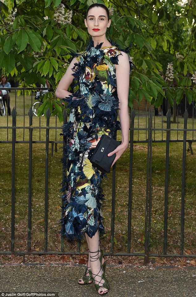 Loạt sao 9x đua nhau khoe dáng với thiết kế “hở trên hở dưới” - 10 Em gái Kate Moss nổi bật tại sự kiện