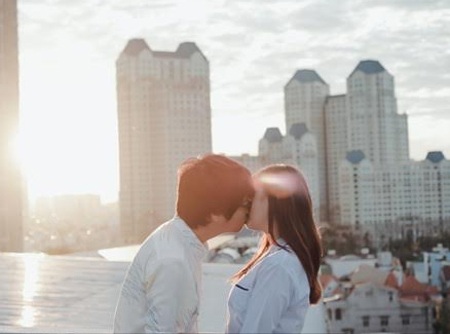 Bùi Anh Tuấn thẫn thờ tìm Lọ Lem - 3 MV kết thúc trong khung cảnh không thể lãng mạn hơn, Bùi Anh Tuấn ngồi hát bên cây đàn piano.
