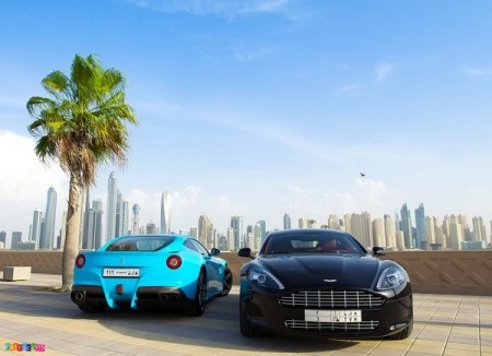 Song hành cùng Aston Martin (phải)