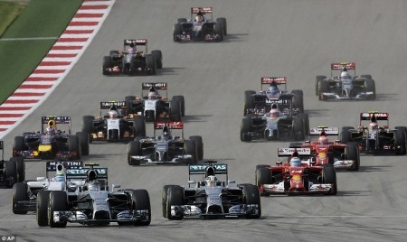 Ở vị trí pole, Nico Rosberg (phía trước,
bên trái) đã có màn xuất phát hết sức ấn tượng. (Ảnh: AP)