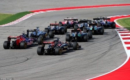 Ở vị trí pole, Nico Rosberg (phía trước,
bên trái) đã có màn xuất phát hết sức ấn tượng. (Ảnh: AP)