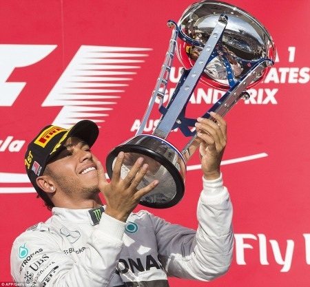 Hamilton ăn mừng chiến thắng (Ảnh: AP)